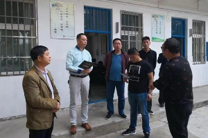 谷總了解學生飲水情況并捐贈數(shù)臺直飲機